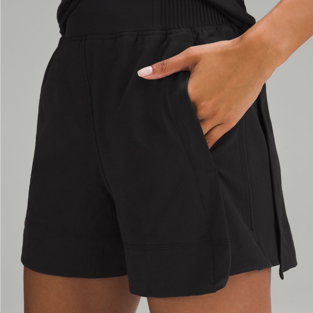 Lululemon stretch woven relaxed-fit HR short 4” size small, black
